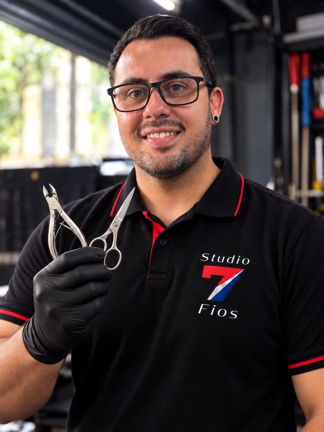 Afiador do Studio 7 Fios segurando um alicate e uma tesoura